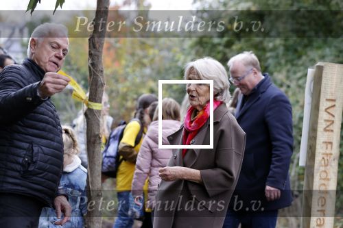 Alphen aan de Rijn 10 november 2021
Prinses Irene opent de Nationale Boomfeestdag. Samen met haar zoon prins Carlos, haar dochter prinses Margarita, schoondochter Viktoria en kleinkinderen plantte ze een Levensboom (een populier) in haar eigen Prinses IreneBos. Sterre Koning trad op .