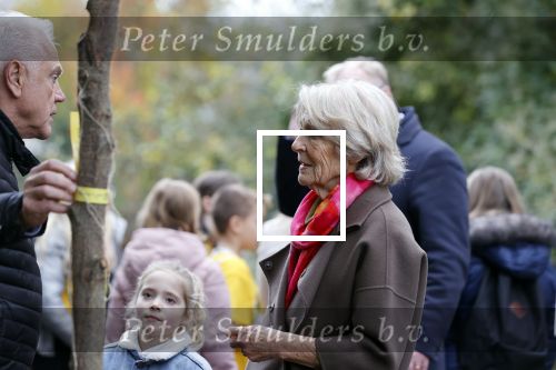 Alphen aan de Rijn 10 november 2021
Prinses Irene opent de Nationale Boomfeestdag. Samen met haar zoon prins Carlos, haar dochter prinses Margarita, schoondochter Viktoria en kleinkinderen plantte ze een Levensboom (een populier) in haar eigen Prinses IreneBos. Sterre Koning trad op .