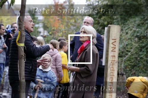 Alphen aan de Rijn 10 november 2021
Prinses Irene opent de Nationale Boomfeestdag. Samen met haar zoon prins Carlos, haar dochter prinses Margarita, schoondochter Viktoria en kleinkinderen plantte ze een Levensboom (een populier) in haar eigen Prinses IreneBos. Sterre Koning trad op .