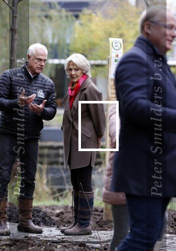 Alphen aan de Rijn 10 november 2021
Prinses Irene opent de Nationale Boomfeestdag. Samen met haar zoon prins Carlos, haar dochter prinses Margarita, schoondochter Viktoria en kleinkinderen plantte ze een Levensboom (een populier) in haar eigen Prinses IreneBos. Sterre Koning trad op .