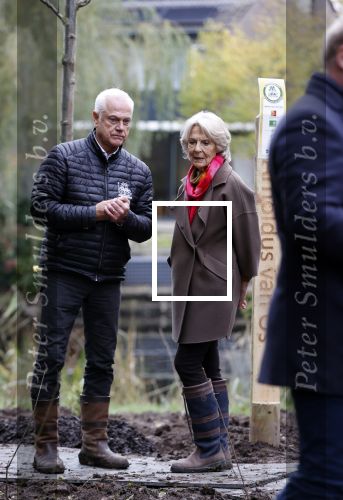 Alphen aan de Rijn 10 november 2021
Prinses Irene opent de Nationale Boomfeestdag. Samen met haar zoon prins Carlos, haar dochter prinses Margarita, schoondochter Viktoria en kleinkinderen plantte ze een Levensboom (een populier) in haar eigen Prinses IreneBos. Sterre Koning trad op .