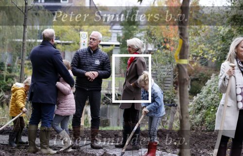 Alphen aan de Rijn 10 november 2021
Prinses Irene opent de Nationale Boomfeestdag. Samen met haar zoon prins Carlos, haar dochter prinses Margarita, schoondochter Viktoria en kleinkinderen plantte ze een Levensboom (een populier) in haar eigen Prinses IreneBos. Sterre Koning trad op .