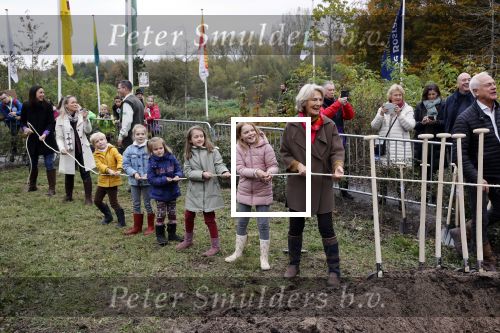 Alphen aan de Rijn 10 november 2021
Prinses Irene opent de Nationale Boomfeestdag. Samen met haar zoon prins Carlos, haar dochter prinses Margarita, schoondochter Viktoria en kleinkinderen plantte ze een Levensboom (een populier) in haar eigen Prinses IreneBos. Sterre Koning trad op .