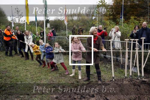 Alphen aan de Rijn 10 november 2021
Prinses Irene opent de Nationale Boomfeestdag. Samen met haar zoon prins Carlos, haar dochter prinses Margarita, schoondochter Viktoria en kleinkinderen plantte ze een Levensboom (een populier) in haar eigen Prinses IreneBos. Sterre Koning trad op .