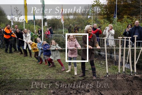 Alphen aan de Rijn 10 november 2021
Prinses Irene opent de Nationale Boomfeestdag. Samen met haar zoon prins Carlos, haar dochter prinses Margarita, schoondochter Viktoria en kleinkinderen plantte ze een Levensboom (een populier) in haar eigen Prinses IreneBos. Sterre Koning trad op .