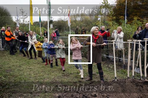 Alphen aan de Rijn 10 november 2021
Prinses Irene opent de Nationale Boomfeestdag. Samen met haar zoon prins Carlos, haar dochter prinses Margarita, schoondochter Viktoria en kleinkinderen plantte ze een Levensboom (een populier) in haar eigen Prinses IreneBos. Sterre Koning trad op .
