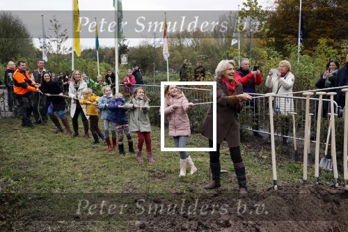 Alphen aan de Rijn 10 november 2021
Prinses Irene opent de Nationale Boomfeestdag. Samen met haar zoon prins Carlos, haar dochter prinses Margarita, schoondochter Viktoria en kleinkinderen plantte ze een Levensboom (een populier) in haar eigen Prinses IreneBos. Sterre Koning trad op .