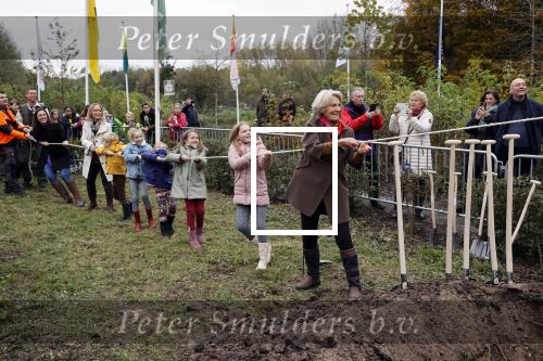 Alphen aan de Rijn 10 november 2021
Prinses Irene opent de Nationale Boomfeestdag. Samen met haar zoon prins Carlos, haar dochter prinses Margarita, schoondochter Viktoria en kleinkinderen plantte ze een Levensboom (een populier) in haar eigen Prinses IreneBos. Sterre Koning trad op .