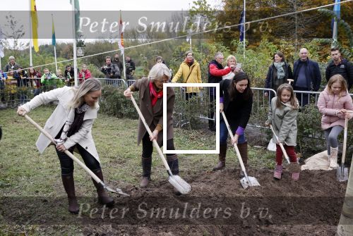 Alphen aan de Rijn 10 november 2021
Prinses Irene opent de Nationale Boomfeestdag. Samen met haar zoon prins Carlos, haar dochter prinses Margarita, schoondochter Viktoria en kleinkinderen plantte ze een Levensboom (een populier) in haar eigen Prinses IreneBos. Sterre Koning trad op .