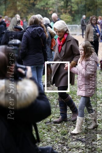 Alphen aan de Rijn 10 november 2021
Prinses Irene opent de Nationale Boomfeestdag. Samen met haar zoon prins Carlos, haar dochter prinses Margarita, schoondochter Viktoria en kleinkinderen plantte ze een Levensboom (een populier) in haar eigen Prinses IreneBos. Sterre Koning trad op .