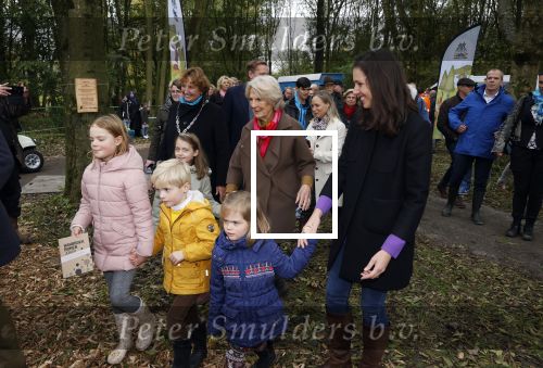 Alphen aan de Rijn 10 november 2021
Prinses Irene opent de Nationale Boomfeestdag. Samen met haar zoon prins Carlos, haar dochter prinses Margarita, schoondochter Viktoria en kleinkinderen plantte ze een Levensboom (een populier) in haar eigen Prinses IreneBos. Sterre Koning trad op .