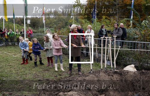 Alphen aan de Rijn 10 november 2021
Prinses Irene opent de Nationale Boomfeestdag. Samen met haar zoon prins Carlos, haar dochter prinses Margarita, schoondochter Viktoria en kleinkinderen plantte ze een Levensboom (een populier) in haar eigen Prinses IreneBos. Sterre Koning trad op .