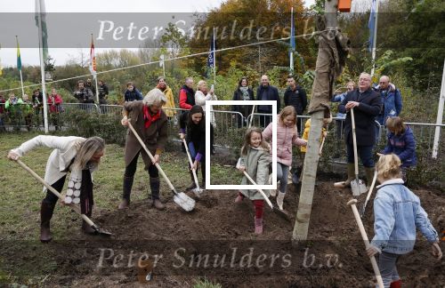 Alphen aan de Rijn 10 november 2021
Prinses Irene opent de Nationale Boomfeestdag. Samen met haar zoon prins Carlos, haar dochter prinses Margarita, schoondochter Viktoria en kleinkinderen plantte ze een Levensboom (een populier) in haar eigen Prinses IreneBos. Sterre Koning trad op . Albert Verlinde