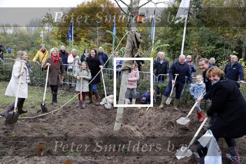 Alphen aan de Rijn 10 november 2021
Prinses Irene opent de Nationale Boomfeestdag. Samen met haar zoon prins Carlos, haar dochter prinses Margarita, schoondochter Viktoria en kleinkinderen plantte ze een Levensboom (een populier) in haar eigen Prinses IreneBos. Sterre Koning trad op . Albert Verlinde