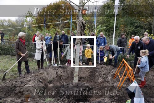 Alphen aan de Rijn 10 november 2021
Prinses Irene opent de Nationale Boomfeestdag. Samen met haar zoon prins Carlos, haar dochter prinses Margarita, schoondochter Viktoria en kleinkinderen plantte ze een Levensboom (een populier) in haar eigen Prinses IreneBos. Sterre Koning trad op .