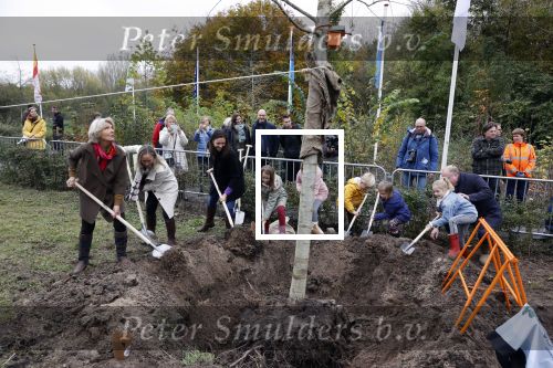 Alphen aan de Rijn 10 november 2021
Prinses Irene opent de Nationale Boomfeestdag. Samen met haar zoon prins Carlos, haar dochter prinses Margarita, schoondochter Viktoria en kleinkinderen plantte ze een Levensboom (een populier) in haar eigen Prinses IreneBos. Sterre Koning trad op .