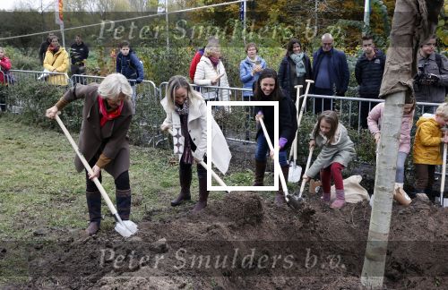 Alphen aan de Rijn 10 november 2021
Prinses Irene opent de Nationale Boomfeestdag. Samen met haar zoon prins Carlos, haar dochter prinses Margarita, schoondochter Viktoria en kleinkinderen plantte ze een Levensboom (een populier) in haar eigen Prinses IreneBos. Sterre Koning trad op .