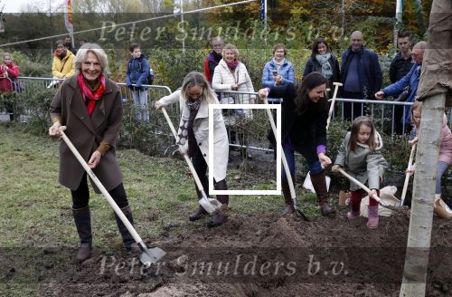 Alphen aan de Rijn 10 november 2021
Prinses Irene opent de Nationale Boomfeestdag. Samen met haar zoon prins Carlos, haar dochter prinses Margarita, schoondochter Viktoria en kleinkinderen plantte ze een Levensboom (een populier) in haar eigen Prinses IreneBos. Sterre Koning trad op .
