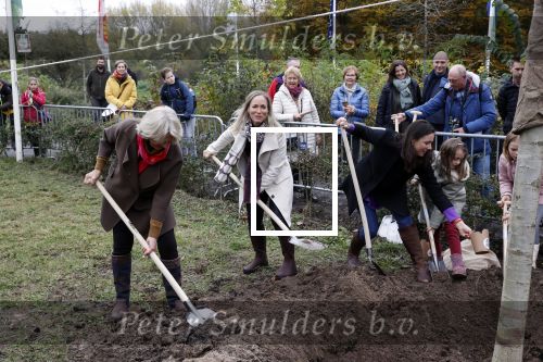 Alphen aan de Rijn 10 november 2021
Prinses Irene opent de Nationale Boomfeestdag. Samen met haar zoon prins Carlos, haar dochter prinses Margarita, schoondochter Viktoria en kleinkinderen plantte ze een Levensboom (een populier) in haar eigen Prinses IreneBos. Sterre Koning trad op .