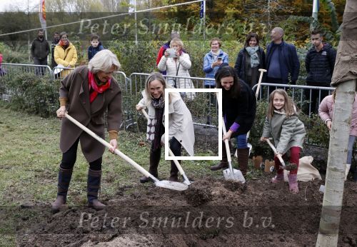 Alphen aan de Rijn 10 november 2021
Prinses Irene opent de Nationale Boomfeestdag. Samen met haar zoon prins Carlos, haar dochter prinses Margarita, schoondochter Viktoria en kleinkinderen plantte ze een Levensboom (een populier) in haar eigen Prinses IreneBos. Sterre Koning trad op .
