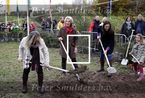 Alphen aan de Rijn 10 november 2021
Prinses Irene opent de Nationale Boomfeestdag. Samen met haar zoon prins Carlos, haar dochter prinses Margarita, schoondochter Viktoria en kleinkinderen plantte ze een Levensboom (een populier) in haar eigen Prinses IreneBos. Sterre Koning trad op .