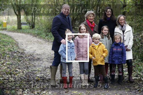 Alphen aan de Rijn 10 november 2021
Prinses Irene opent de Nationale Boomfeestdag. Samen met haar zoon prins Carlos, haar dochter prinses Margarita, schoondochter Viktoria en kleinkinderen plantte ze een Levensboom (een populier) in haar eigen Prinses IreneBos. Sterre Koning trad op .