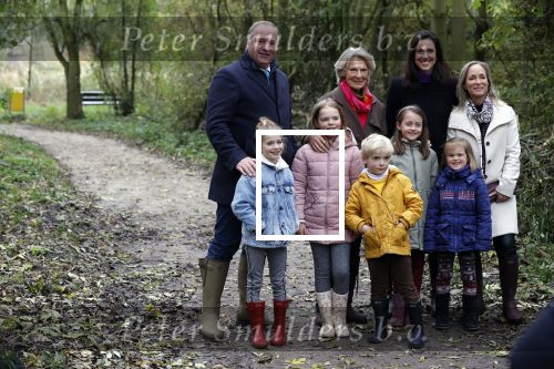 Alphen aan de Rijn 10 november 2021
Prinses Irene opent de Nationale Boomfeestdag. Samen met haar zoon prins Carlos, haar dochter prinses Margarita, schoondochter Viktoria en kleinkinderen plantte ze een Levensboom (een populier) in haar eigen Prinses IreneBos. Sterre Koning trad op .