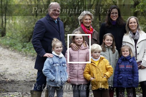 Alphen aan de Rijn 10 november 2021
Prinses Irene opent de Nationale Boomfeestdag. Samen met haar zoon prins Carlos, haar dochter prinses Margarita, schoondochter Viktoria en kleinkinderen plantte ze een Levensboom (een populier) in haar eigen Prinses IreneBos. Sterre Koning trad op .