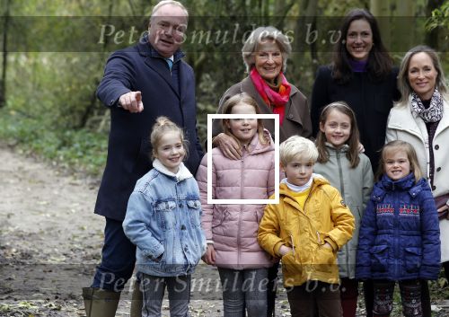 Alphen aan de Rijn 10 november 2021
Prinses Irene opent de Nationale Boomfeestdag. Samen met haar zoon prins Carlos, haar dochter prinses Margarita, schoondochter Viktoria en kleinkinderen plantte ze een Levensboom (een populier) in haar eigen Prinses IreneBos. Sterre Koning trad op .