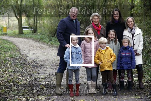 Alphen aan de Rijn 10 november 2021
Prinses Irene opent de Nationale Boomfeestdag. Samen met haar zoon prins Carlos, haar dochter prinses Margarita, schoondochter Viktoria en kleinkinderen plantte ze een Levensboom (een populier) in haar eigen Prinses IreneBos. Sterre Koning trad op .
