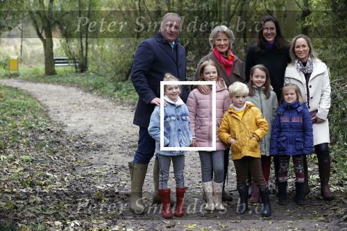 Alphen aan de Rijn 10 november 2021
Prinses Irene opent de Nationale Boomfeestdag. Samen met haar zoon prins Carlos, haar dochter prinses Margarita, schoondochter Viktoria en kleinkinderen plantte ze een Levensboom (een populier) in haar eigen Prinses IreneBos. Sterre Koning trad op .