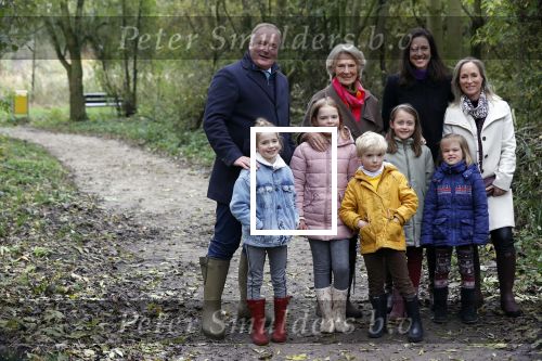 Alphen aan de Rijn 10 november 2021
Prinses Irene opent de Nationale Boomfeestdag. Samen met haar zoon prins Carlos, haar dochter prinses Margarita, schoondochter Viktoria en kleinkinderen plantte ze een Levensboom (een populier) in haar eigen Prinses IreneBos. Sterre Koning trad op .