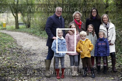 Alphen aan de Rijn 10 november 2021
Prinses Irene opent de Nationale Boomfeestdag. Samen met haar zoon prins Carlos, haar dochter prinses Margarita, schoondochter Viktoria en kleinkinderen plantte ze een Levensboom (een populier) in haar eigen Prinses IreneBos. Sterre Koning trad op .