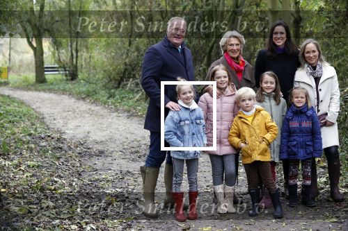 Alphen aan de Rijn 10 november 2021
Prinses Irene opent de Nationale Boomfeestdag. Samen met haar zoon prins Carlos, haar dochter prinses Margarita, schoondochter Viktoria en kleinkinderen plantte ze een Levensboom (een populier) in haar eigen Prinses IreneBos. Sterre Koning trad op .