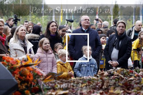 Alphen aan de Rijn 10 november 2021
Prinses Irene opent de Nationale Boomfeestdag. Samen met haar zoon prins Carlos, haar dochter prinses Margarita, schoondochter Viktoria en kleinkinderen plantte ze een Levensboom (een populier) in haar eigen Prinses IreneBos. Sterre Koning trad op .