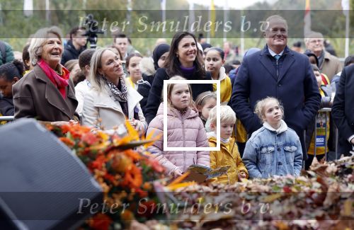Alphen aan de Rijn 10 november 2021
Prinses Irene opent de Nationale Boomfeestdag. Samen met haar zoon prins Carlos, haar dochter prinses Margarita, schoondochter Viktoria en kleinkinderen plantte ze een Levensboom (een populier) in haar eigen Prinses IreneBos. Sterre Koning trad op .