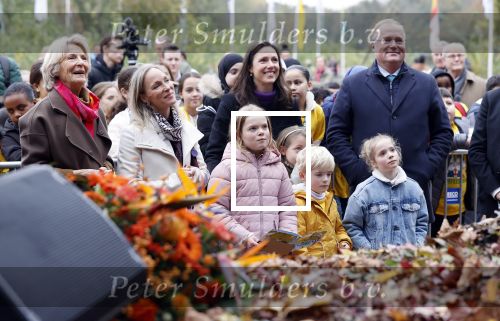 Alphen aan de Rijn 10 november 2021
Prinses Irene opent de Nationale Boomfeestdag. Samen met haar zoon prins Carlos, haar dochter prinses Margarita, schoondochter Viktoria en kleinkinderen plantte ze een Levensboom (een populier) in haar eigen Prinses IreneBos. Sterre Koning trad op .