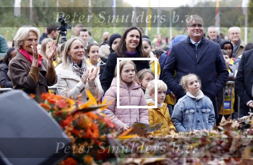 Alphen aan de Rijn 10 november 2021
Prinses Irene opent de Nationale Boomfeestdag. Samen met haar zoon prins Carlos, haar dochter prinses Margarita, schoondochter Viktoria en kleinkinderen plantte ze een Levensboom (een populier) in haar eigen Prinses IreneBos. Sterre Koning trad op .