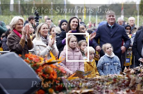 Alphen aan de Rijn 10 november 2021
Prinses Irene opent de Nationale Boomfeestdag. Samen met haar zoon prins Carlos, haar dochter prinses Margarita, schoondochter Viktoria en kleinkinderen plantte ze een Levensboom (een populier) in haar eigen Prinses IreneBos. Sterre Koning trad op .