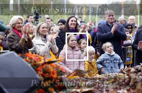 Alphen aan de Rijn 10 november 2021
Prinses Irene opent de Nationale Boomfeestdag. Samen met haar zoon prins Carlos, haar dochter prinses Margarita, schoondochter Viktoria en kleinkinderen plantte ze een Levensboom (een populier) in haar eigen Prinses IreneBos. Sterre Koning trad op .
