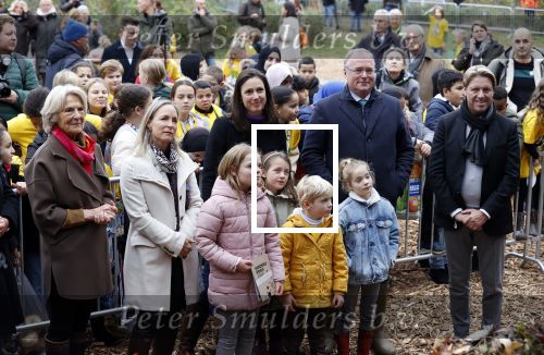 Alphen aan de Rijn 10 november 2021
Prinses Irene opent de Nationale Boomfeestdag. Samen met haar zoon prins Carlos, haar dochter prinses Margarita, schoondochter Viktoria en kleinkinderen plantte ze een Levensboom (een populier) in haar eigen Prinses IreneBos. Sterre Koning trad op .
