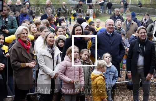Alphen aan de Rijn 10 november 2021
Prinses Irene opent de Nationale Boomfeestdag. Samen met haar zoon prins Carlos, haar dochter prinses Margarita, schoondochter Viktoria en kleinkinderen plantte ze een Levensboom (een populier) in haar eigen Prinses IreneBos. Sterre Koning trad op .