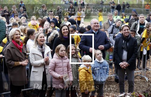 Alphen aan de Rijn 10 november 2021
Prinses Irene opent de Nationale Boomfeestdag. Samen met haar zoon prins Carlos, haar dochter prinses Margarita, schoondochter Viktoria en kleinkinderen plantte ze een Levensboom (een populier) in haar eigen Prinses IreneBos. Sterre Koning trad op .