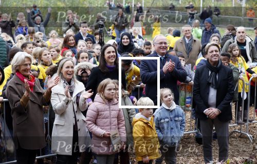 Alphen aan de Rijn 10 november 2021
Prinses Irene opent de Nationale Boomfeestdag. Samen met haar zoon prins Carlos, haar dochter prinses Margarita, schoondochter Viktoria en kleinkinderen plantte ze een Levensboom (een populier) in haar eigen Prinses IreneBos. Sterre Koning trad op .