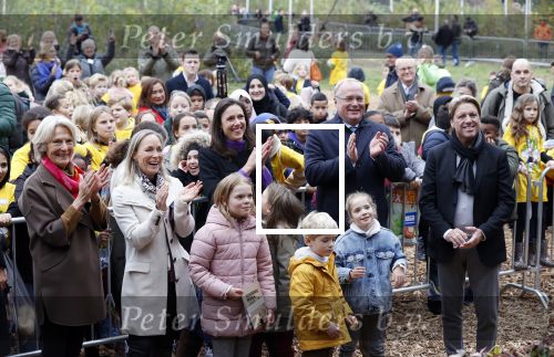 Alphen aan de Rijn 10 november 2021
Prinses Irene opent de Nationale Boomfeestdag. Samen met haar zoon prins Carlos, haar dochter prinses Margarita, schoondochter Viktoria en kleinkinderen plantte ze een Levensboom (een populier) in haar eigen Prinses IreneBos. Sterre Koning trad op .