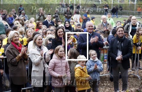 Alphen aan de Rijn 10 november 2021
Prinses Irene opent de Nationale Boomfeestdag. Samen met haar zoon prins Carlos, haar dochter prinses Margarita, schoondochter Viktoria en kleinkinderen plantte ze een Levensboom (een populier) in haar eigen Prinses IreneBos. Sterre Koning trad op .
