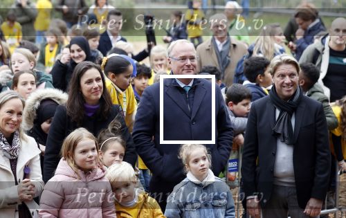 Alphen aan de Rijn 10 november 2021
Prinses Irene opent de Nationale Boomfeestdag. Samen met haar zoon prins Carlos, haar dochter prinses Margarita, schoondochter Viktoria en kleinkinderen plantte ze een Levensboom (een populier) in haar eigen Prinses IreneBos. Sterre Koning trad op .