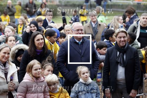 Alphen aan de Rijn 10 november 2021
Prinses Irene opent de Nationale Boomfeestdag. Samen met haar zoon prins Carlos, haar dochter prinses Margarita, schoondochter Viktoria en kleinkinderen plantte ze een Levensboom (een populier) in haar eigen Prinses IreneBos. Sterre Koning trad op .