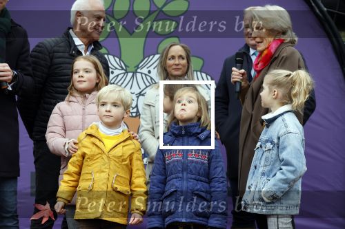 Alphen aan de Rijn 10 november 2021
Prinses Irene opent de Nationale Boomfeestdag. Samen met haar zoon prins Carlos, haar dochter prinses Margarita, schoondochter Viktoria en kleinkinderen plantte ze een Levensboom (een populier) in haar eigen Prinses IreneBos. Sterre Koning trad op .