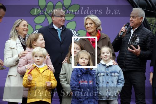 Alphen aan de Rijn 10 november 2021
Prinses Irene opent de Nationale Boomfeestdag. Samen met haar zoon prins Carlos, haar dochter prinses Margarita, schoondochter Viktoria en kleinkinderen plantte ze een Levensboom (een populier) in haar eigen Prinses IreneBos. Sterre Koning trad op .